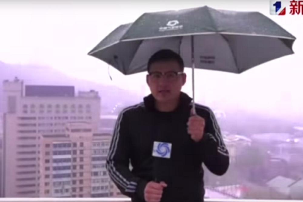 Ni kišobran nije siguran: VODITELJA UDARIO GROM USRED ŽIVOG PRENOSA! (VIDEO)