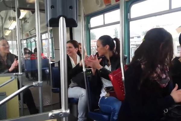 HIT SNIMAK! Svi su mirno sedeli u tramvaju 11, a onda su ove devojke ZAPOČELE ŽURKU! (VIDEO)