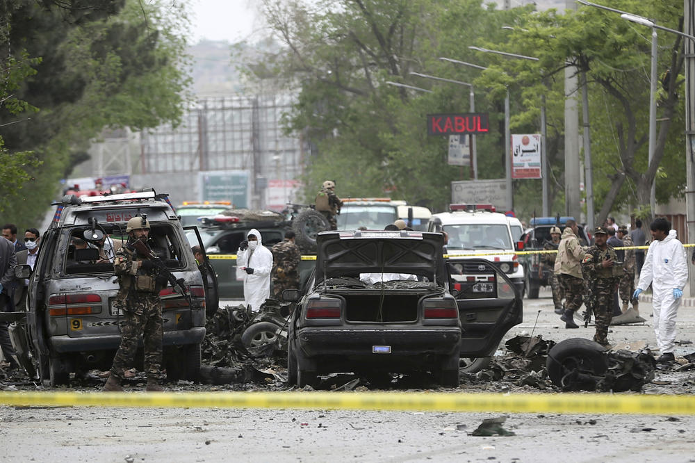 NAPADNUT KONVOJ NATO, IMA MRTVIH: Velika eksplozija u Kabulu (FOTO)