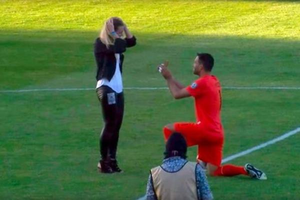 TEŠKI PAPUČAR: Pajser zaprosio devojku pred utakmicu, rekla je DA, ali... (VIDEO)