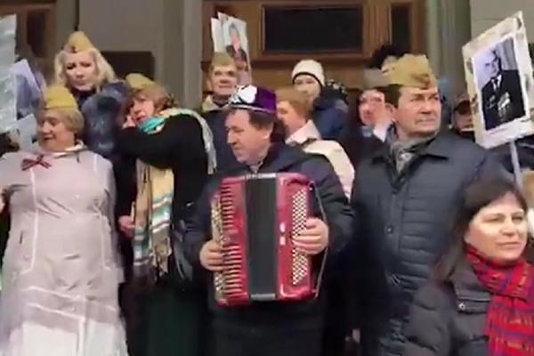 POZDRAV BRAĆI SRBIMA: Ovu poruku uz pesmu su poslali Rusi sa parade! (VIDEO)