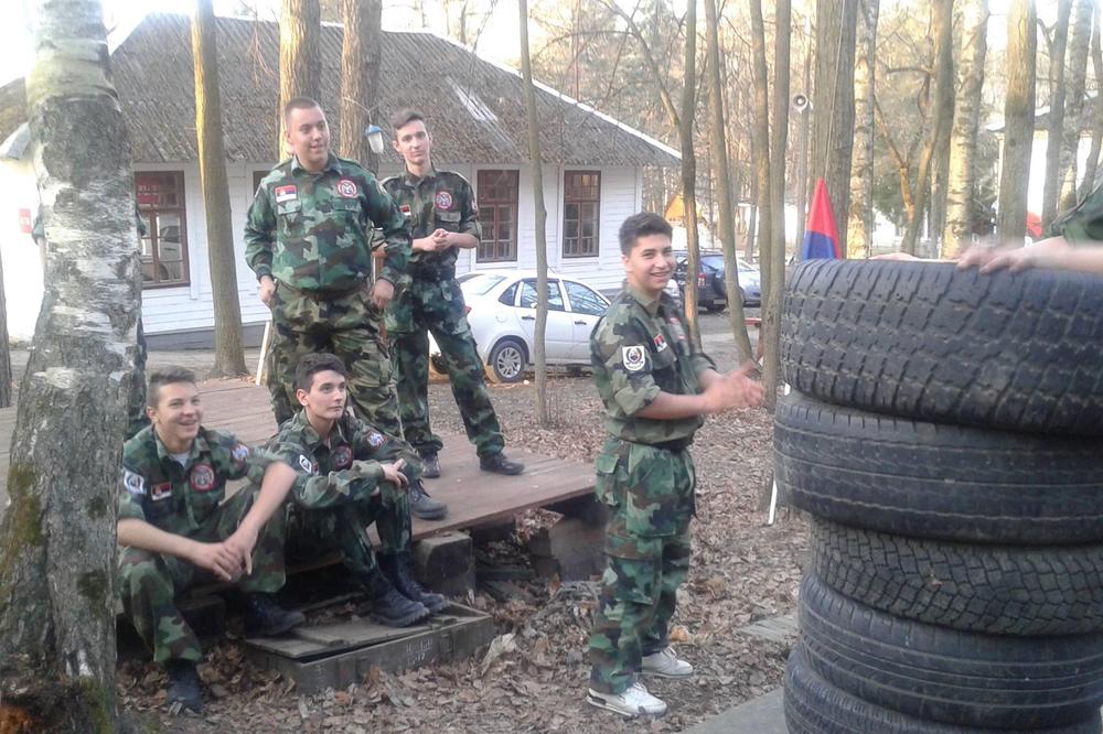 SRPSKA DECA UČE DA KORISTE ORUŽJE U RUSIJI! Ovi mališani su išli na kurs u ruskom "vojno-patriotskom" logoru! (FOTO)