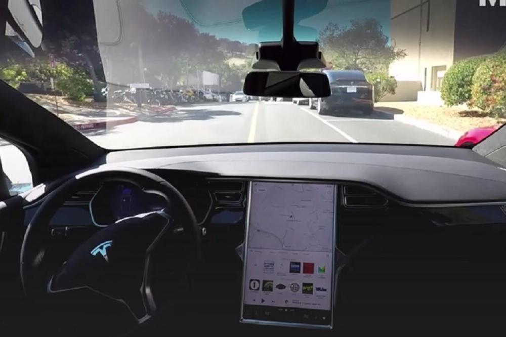 Automobil budućnosti: Tesla Model X se sam odvezao na posao! (VIDEO)