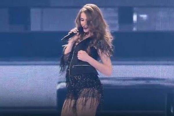 NIKO NIJE PRIMETIO, ALI - Seksi Makedonka tokom nastupa na Evroviziji pokazala trudnički stomak! (VIDEO)