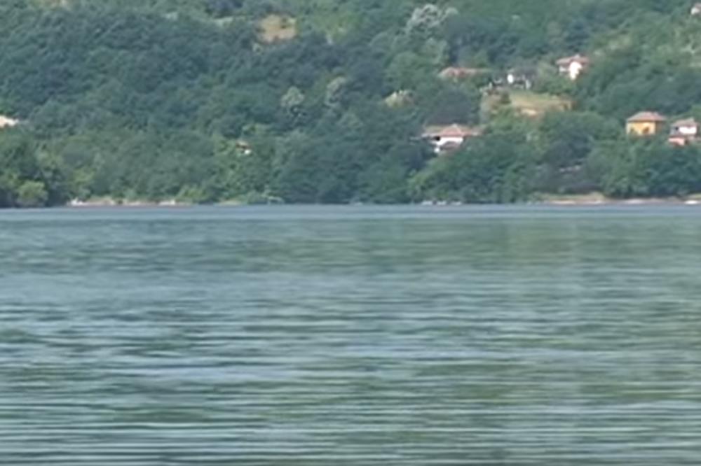 KRST U VODI, POTOPLJENO GROBLJE? Većina vas je bila na ovom jezeru u Srbiji, a da li ste znali kakvo PROKLETSTVO GA PRATI?