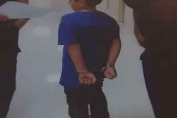 SKANDAL! Policija privela sedmogodišnjeg dečaka sa POSEBNIM POTREBAMA i stavila mu lisice pred celom školom! (VIDEO)