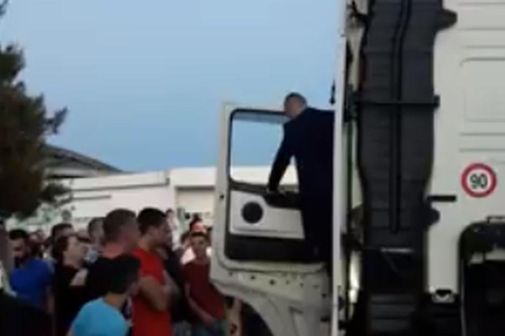 Izazvao oduševljenje svih: Crnogorac na maturu došao kamionom (VIDEO)