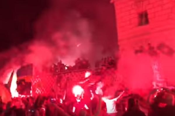 Kakvo ludilo: Navijači Verone zapalili grad posle povratka u Seriju A, gorelo je do zore (VIDEO)