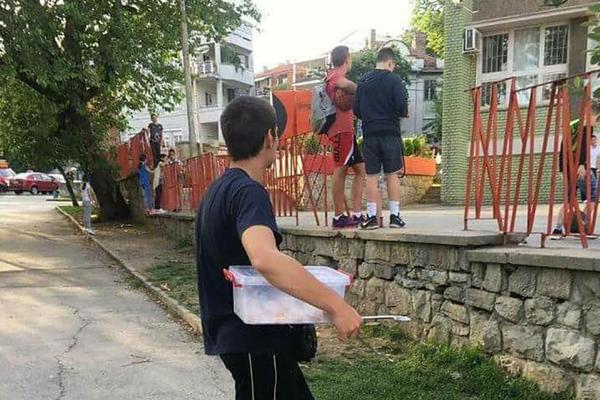 Prodaje krofne ispred škole, da bi zaradio za sveske i pribor: O ovom dečaku priča cela Srbija (FOTO)