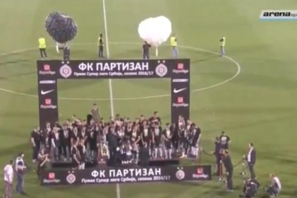 ŠOU VLAHOVIĆA I TAVAMBE! Nikad zabavnija dodela pehara šampionskom timu Partizana, Kamerunac nasmejao ceo stadion! (VIDEO)