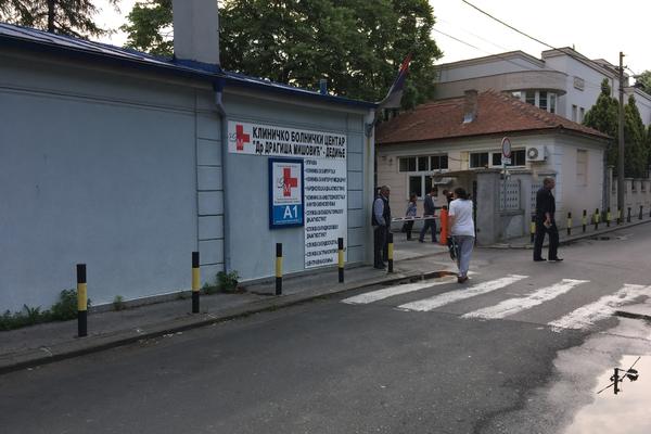 POLICIJA I PSI U KBC "DRAGIŠA MIŠOVIĆ": Ekipe obavljaju preglede nakon dojava o bombama