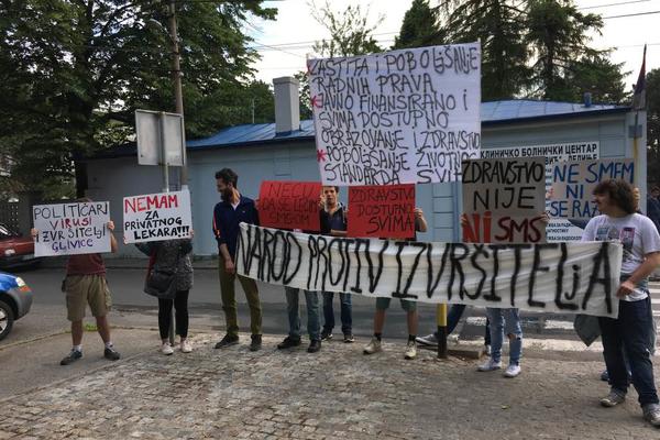 NAROD ODBRANIO "DRAGIŠU MIŠOVIĆA": Protest ispred bolnice odložio najavljenu plenidbu imovine! (VIDEO)