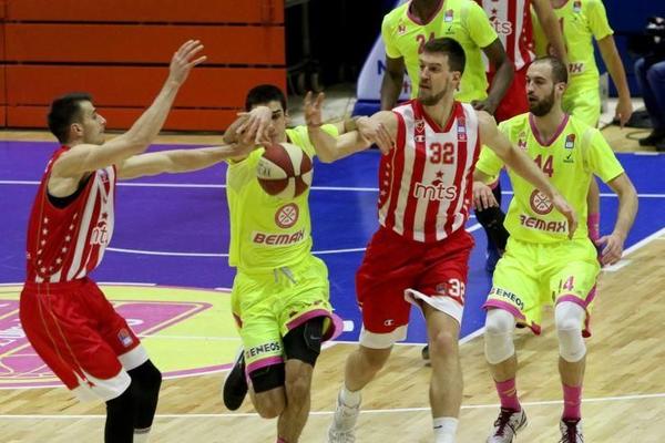 LUDO, NEZAPAMĆENO I NEREALNO! Zvezdino prvo poluvreme u Mitrovici će ući u anale košarke! (FOTO)