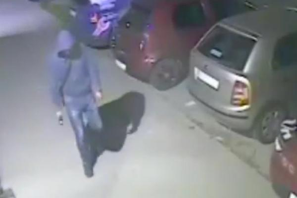 HULIGANI HARAJU NOVIM SADOM: Kamere uhvatile momka kako razbija staklo na zgradi! BEZ IKAKVOG RAZLOGA...(VIDEO)