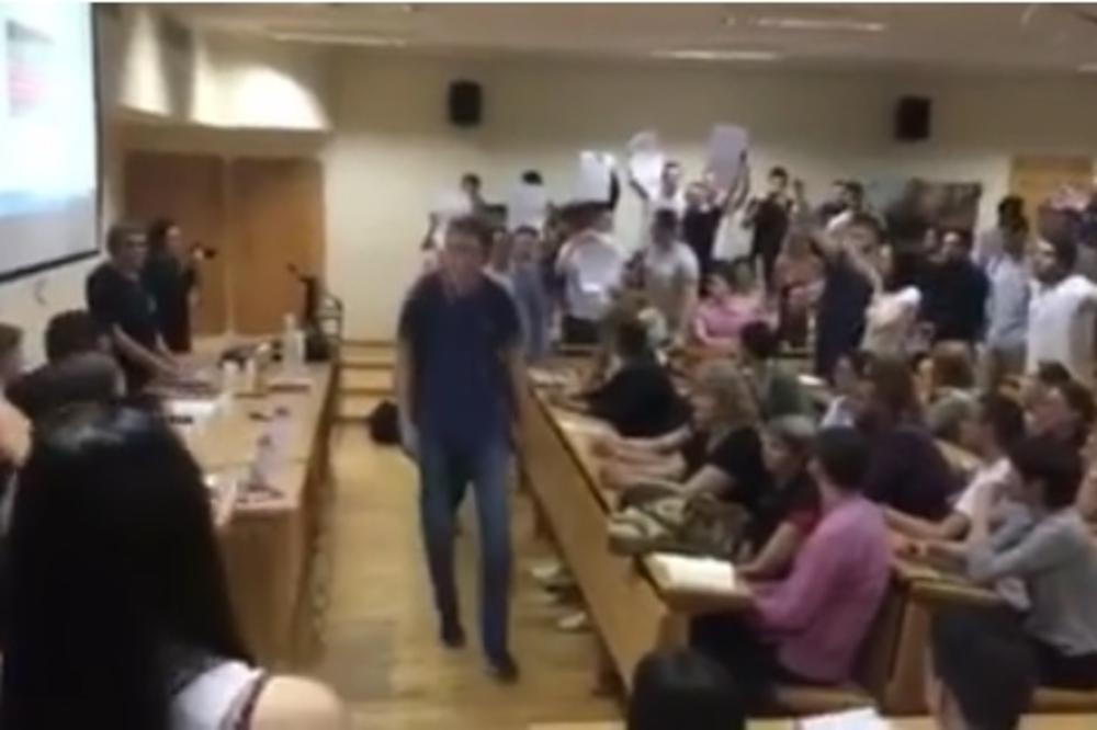 Studenti sprečili tribinu Žena u crnom na FPN! Zapevali "S Kosova zora sviće"! (VIDEO)