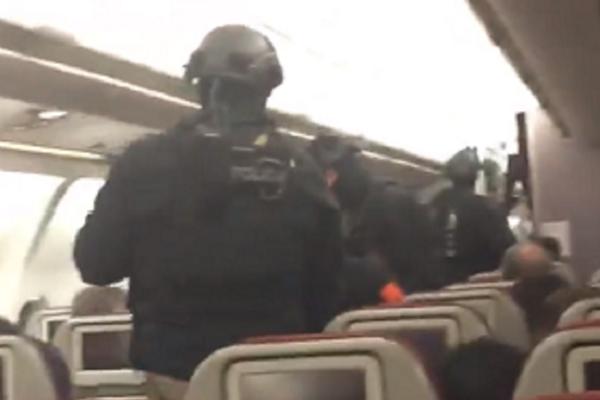DRAMA NA LETU ZA MALEZIJU: Pretio bombom i pokušao da uđe kod pilota, putnici nasrnuli na njega! (FOTO) (VIDEO)