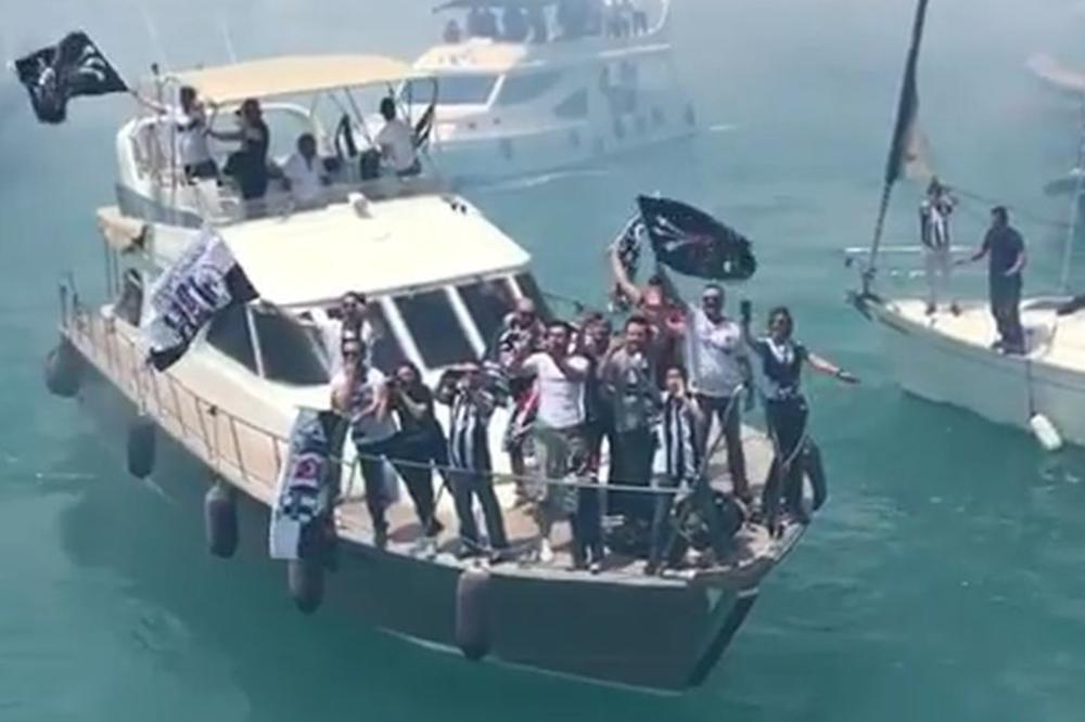 NAVIJAČI BEŠIKTAŠA ZAPALILI MORE: Bakljada iz čamaca na Bosforu, Tošić i Karleuša nisu znali šta ih je snašlo! (FOTO) (VIDEO)