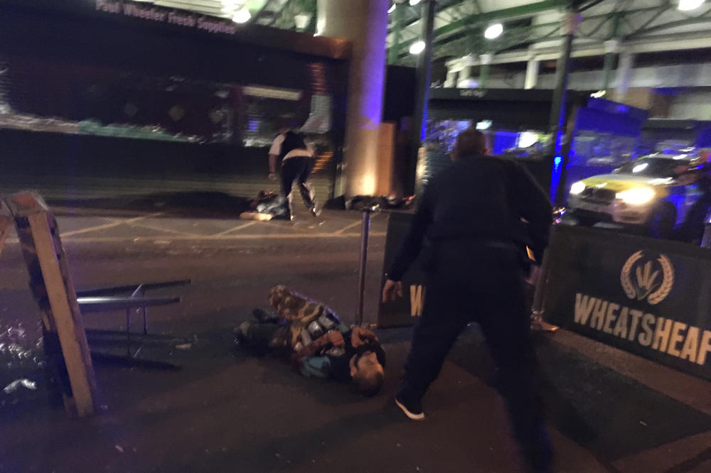 LEZI DOLE! SAD TRČI! Dramatičan snimak policije koja ULEĆE U PAB nakon napada u Londonu! (VIDEO)
