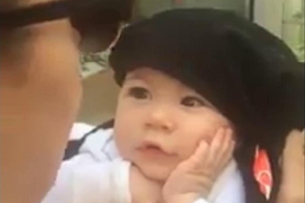 Kad mama zapeva, beba ne trepće! Ovaj video garantovano popravlja raspoloženje (VIDEO)