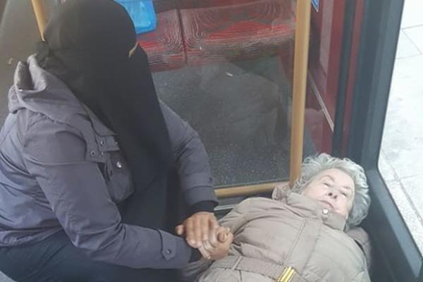 SCENA KOJA JE PODELILA SVET: Dok su je ostali putnici VREĐALI, ova MUSLIMANKA je jedina pomogla starici! (FOTO)