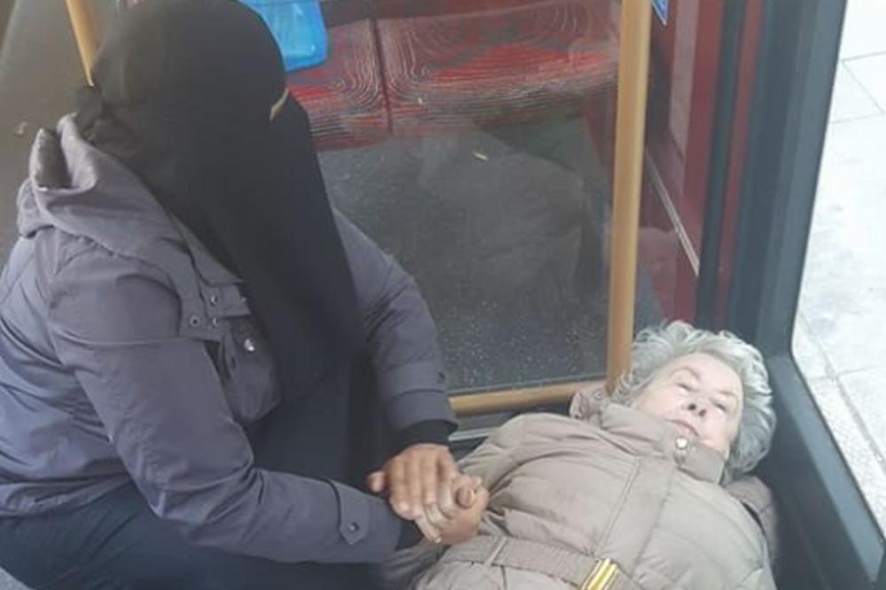 SCENA KOJA JE PODELILA SVET: Dok su je ostali putnici VREĐALI, ova MUSLIMANKA je jedina pomogla starici! (FOTO)