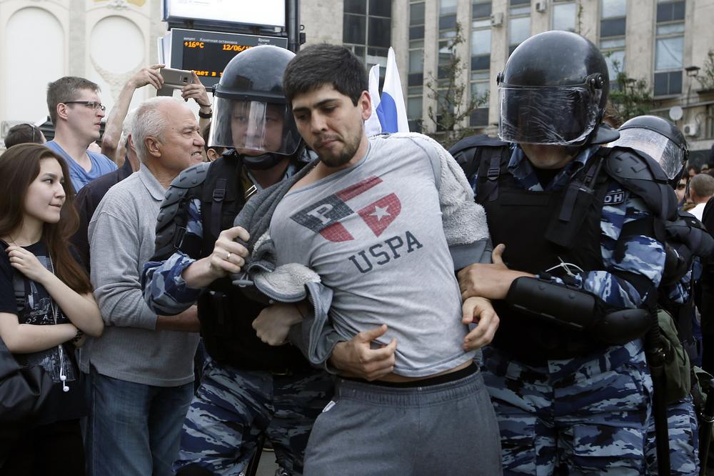 PUTINE LOPOVE ODJEKUJE PROTESTIMA: Masovna hapšenja, biber sprej, priveden i Aleksej Navalni! (FOTO)