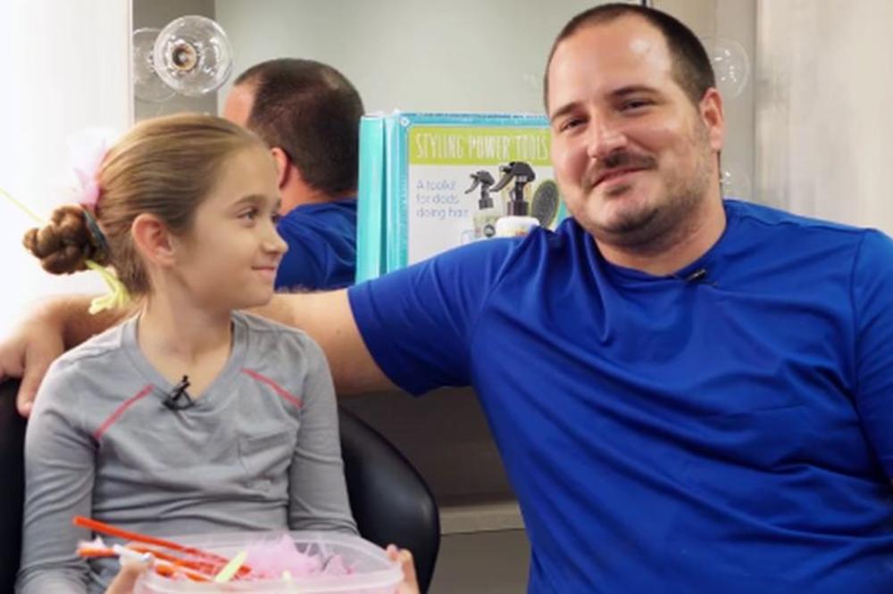 Emi tata pravi neverovatne frizure i uči druge samohrane očeve kako da učine svoje ćerke najlepšim princezama! (VIDEO)