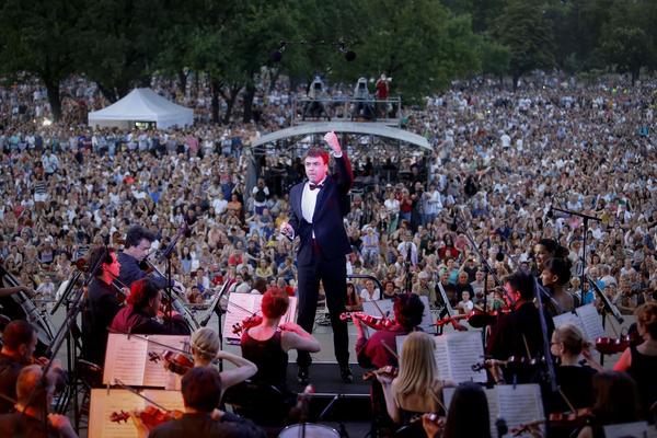 25.000 ljudi uživalo je u muzičkom spektaklu BEOGRADSKE FILHARMONIJE na Ušću! (FOTO)