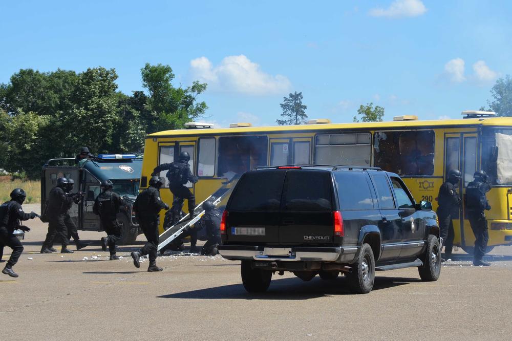 Ovako izgleda kad srpski specijalci oslobađaju autobus pun terorista! (FOTO)