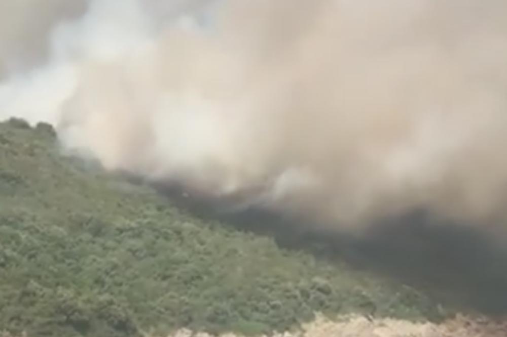 NEOBUZDANA VATRA U TIVTU TRENUTNO POD KONTROLOM Izbio požar, turisti i stanovnici evakuisani (VIDEO)