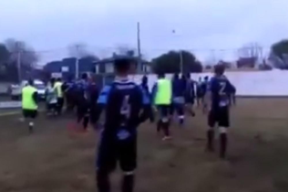 NEMA DALJE! Argentinski fudbaleri se brutalno peglali na terenu, a navijači im svirali pesmu iz Rokija! (VIDEO)
