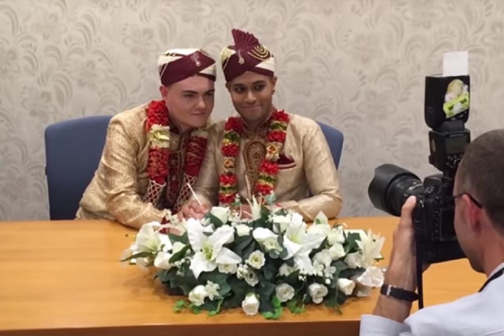 ZA NJIH NE POSTOJI TABU: Održano prvo muslimansko gej venčanje! (VIDEO)