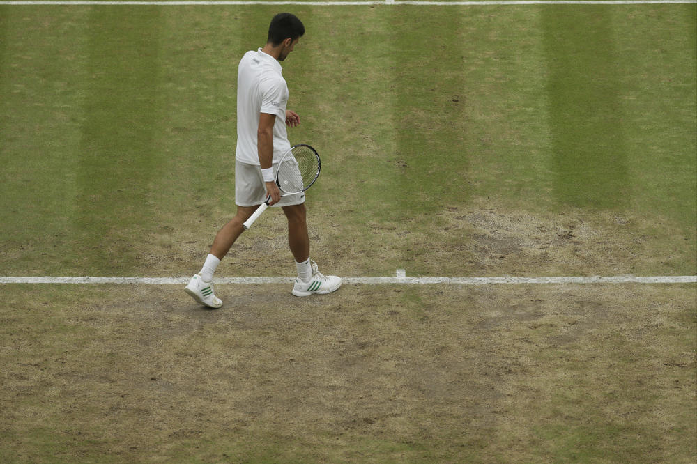 Nije mogao protiv povrede! Novak Đoković predao polufinale Vimbldona! (FOTO)