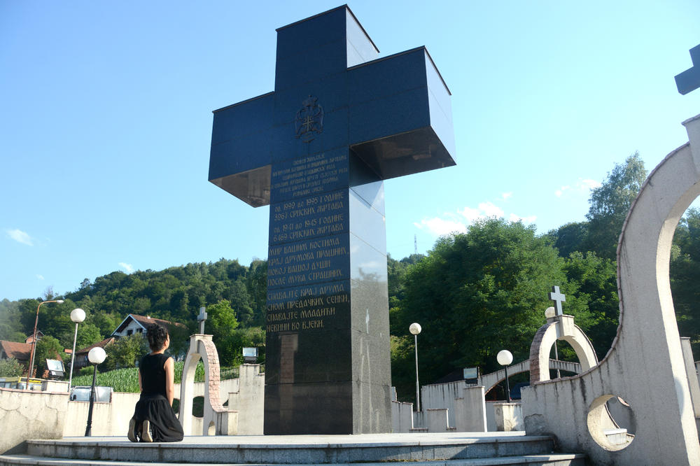 KLEČALA SAM ISPRED SPOMENIKA POBIJENIM SRBIMA: U Srebrenici je bilo 30.000 ljudi, a ovde SAMO MOJ KOLEGA I JA! (FOTO)