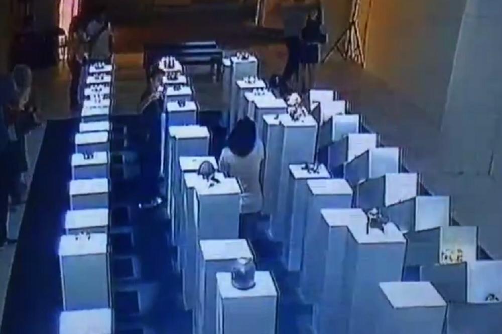 KRALJICA SELFIJA: Jednom fotkom je uništila skulpture od 200.000 dolara! (VIDEO)