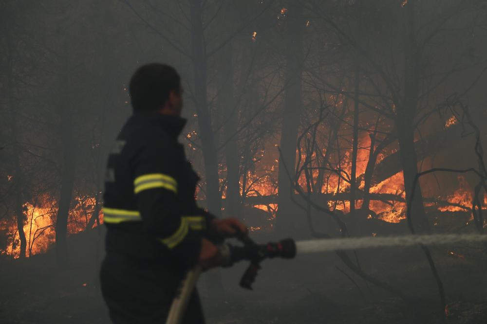 UGAŠEN POŽAR KOJI SE PRIMAKAO KUĆAMA: Odbranjeni Koštunići, 19 vatrogasaca sprečilo tragediju!