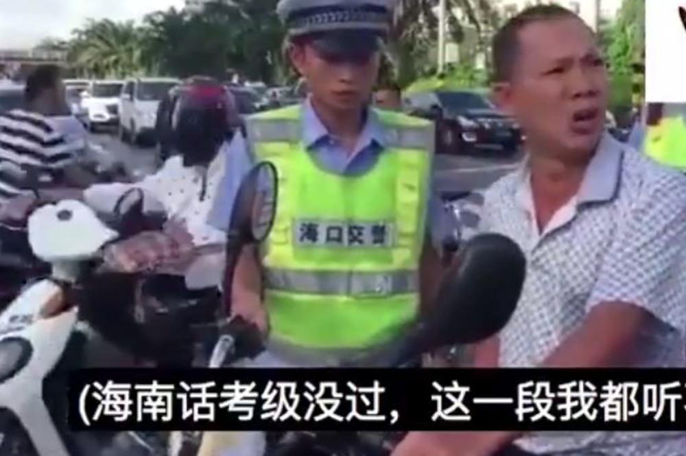 TROJICA POLICAJACA NISU MOGLA DA GA SMIRE: Snimak poludelog kineskog motocikliste osvaja svet! (VIDEO)
