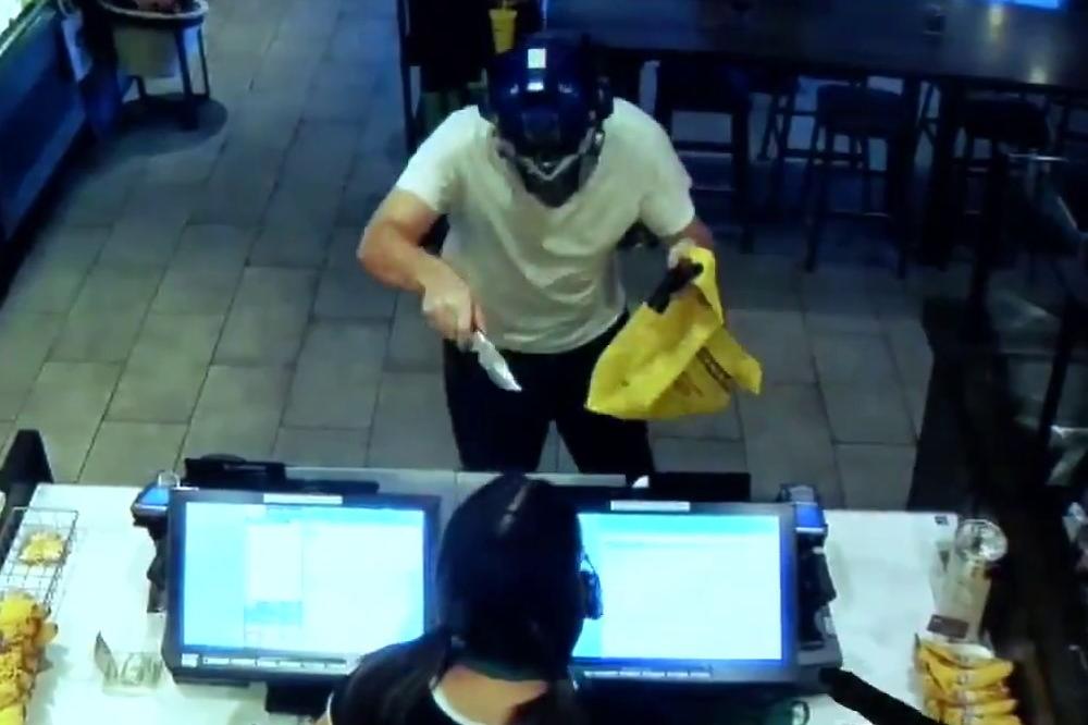 Potegao je i pištolj i nož na kasirku, ali nije računao da će mu sedokosi tip u papučama doći glave! (VIDEO)