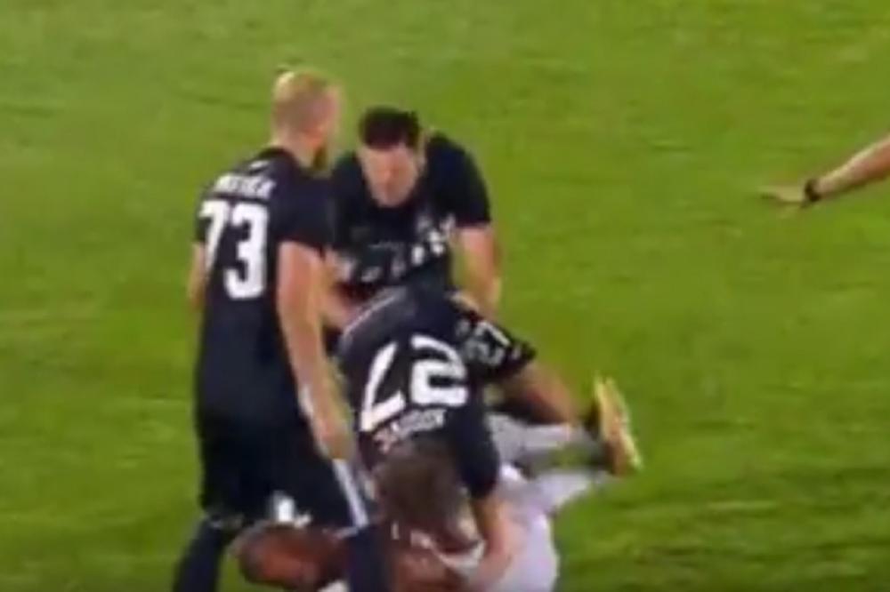 Nemile scene u Humskoj! Rvački zahvati između igrača Partizana i Olimpijakosa, umalo da izbije tuča na terenu! (VIDEO)