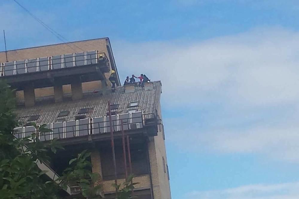 Policajci sprečili medicinsku sestru da skoči sa zgrade! POGLEDAJTE JEZIVE I NAPETE SCENE IZ NOVOG SADA (FOTO)