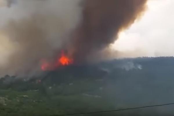 HRVATSKA OPET U PLAMENU:  Veliki požar kod Imotskog, stigli kanaderi i 70 VATROGASACA