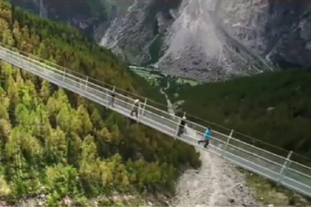Švajcarska otvorila najduži viseći most na svetu, a najhrabriji su ga već prešli! (FOTO) (VIDEO)