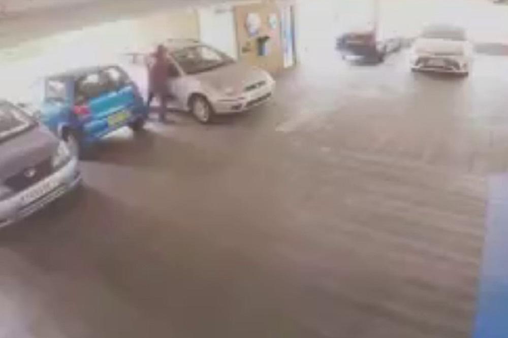 Sekunde su ga delile da konačno drpi auto, ali nije očekivao superheroja iz garaže! (VIDEO)