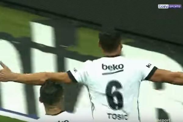 Kvarežma centrira, Tošić ubacuje loptu u mrežu i u zagrljaj mu trči jedan od najomraženijih fudbalera na svetu! (VIDEO)