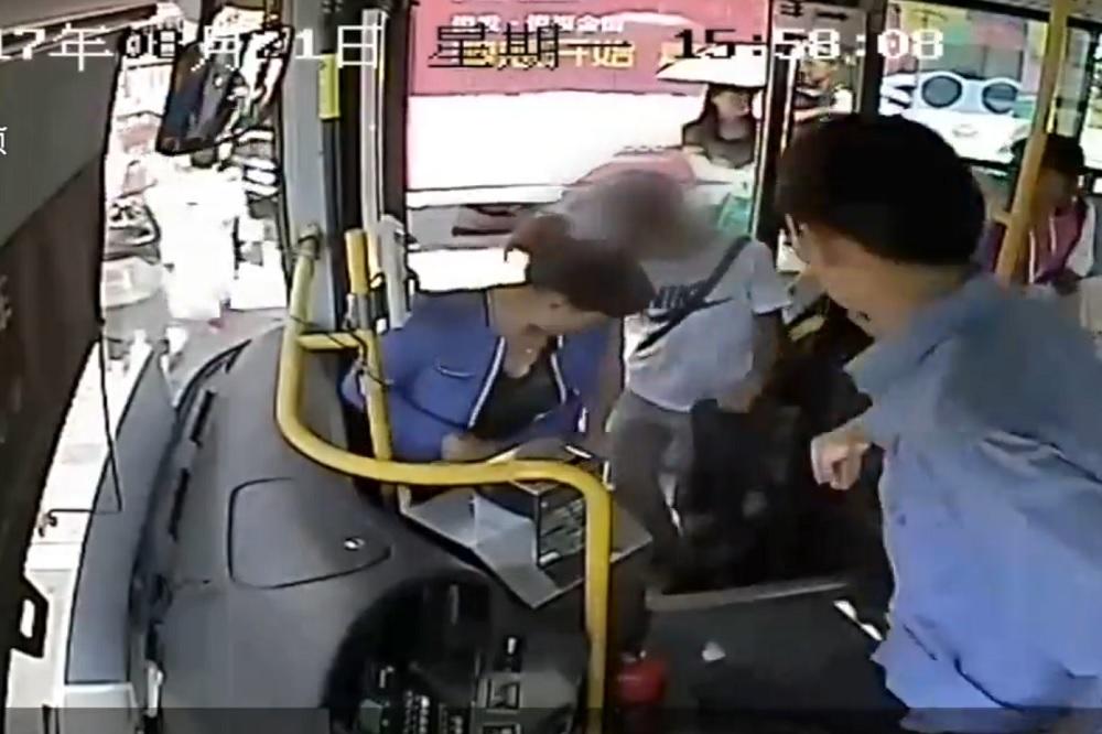 Džeparoš je bio brz, ali je naleteo na vozača autobusa superheroja! (VIDEO)