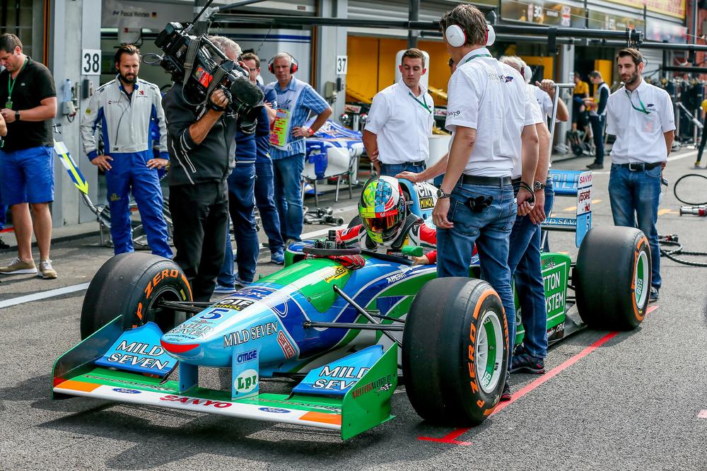 Šumaherov sin vozio legendarni bolid svog oca 25 godna nakon Mihaelove prve pobede u F1! (FOTO)