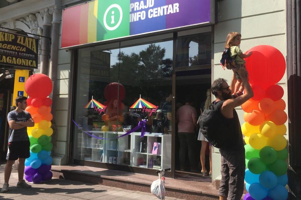 INCIDENT U PRAJD INFO CENTRU: Skiniuo LGBT zastavu, pa izudarao čuvara, POLICIJA ODMAH REAGOVALA (VIDEO)