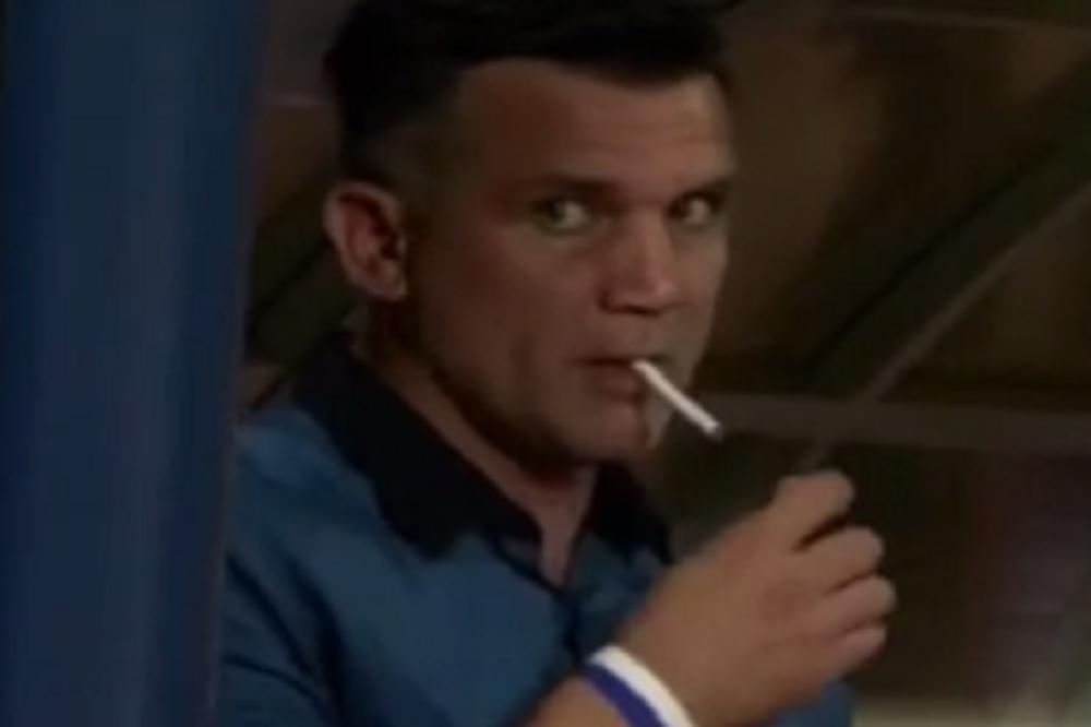 Zamalo da popuši kaznu! Urnebesna reakcija hrvatskog trenera kad je video kameru da ga snima da pali cigaru na klupi! (FOTO) (VIDEO)