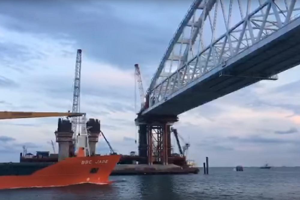 PUTINOVO ČUDO RASTE: Most od 3.5 milijarde dolara se završava, prošao prvi brod! (VIDEO)