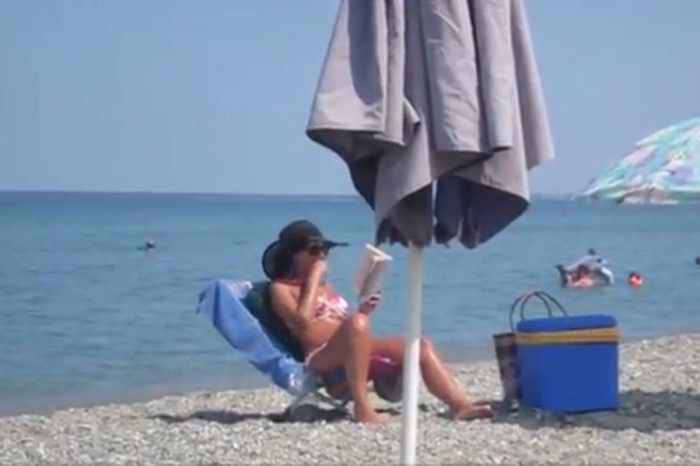 Sedela je na plaži, a svi su gledali u ODVRATNU STVAR KOJU JE RADILA: Zbog toga svi MISLE da je Srpkinja (VIDEO)